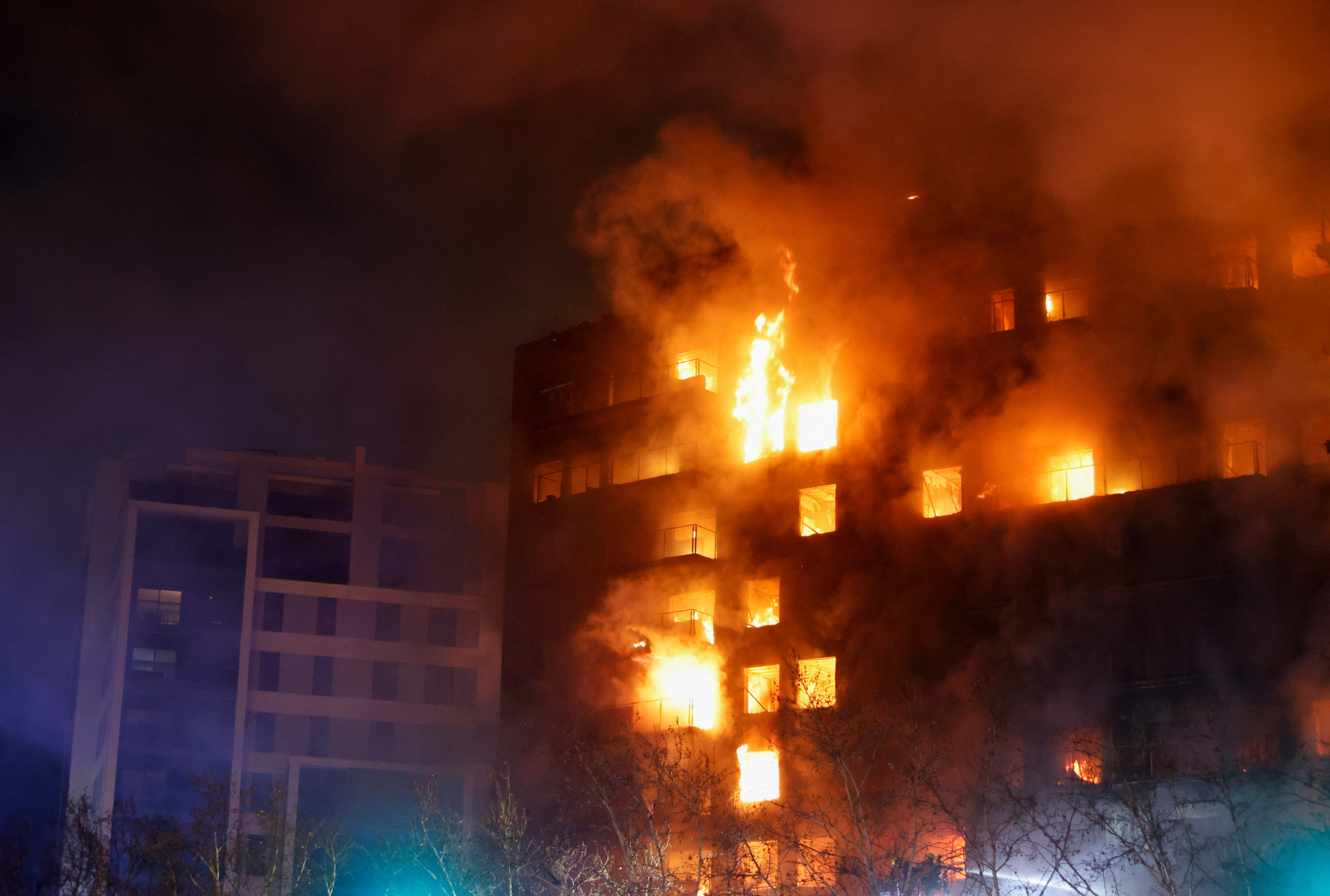 ▲▼  西班牙瓦倫西亞22日一棟14層公寓高樓發生大火。（圖／路透）