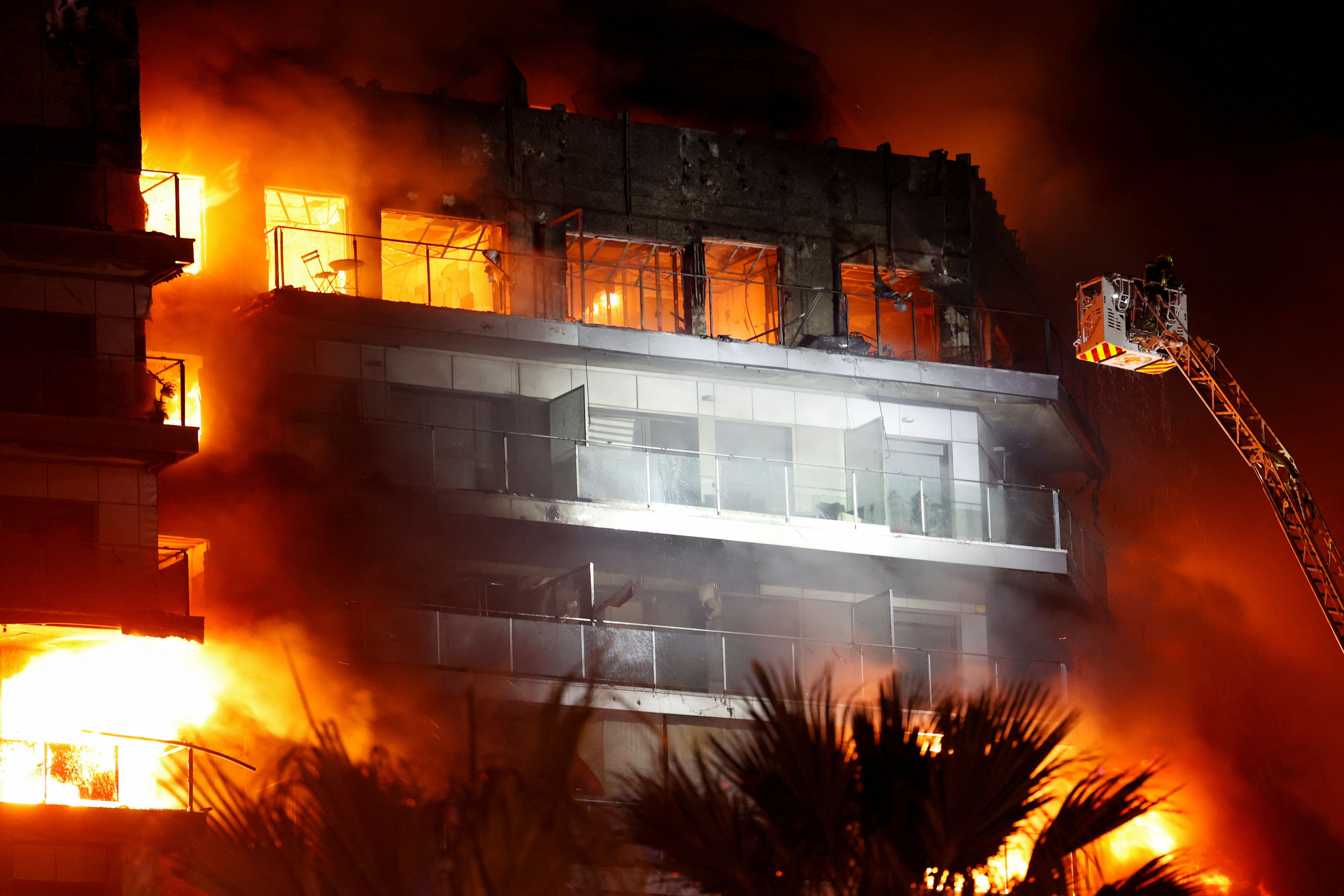 ▲▼  西班牙瓦倫西亞22日一棟14層公寓高樓發生大火。（圖／路透）