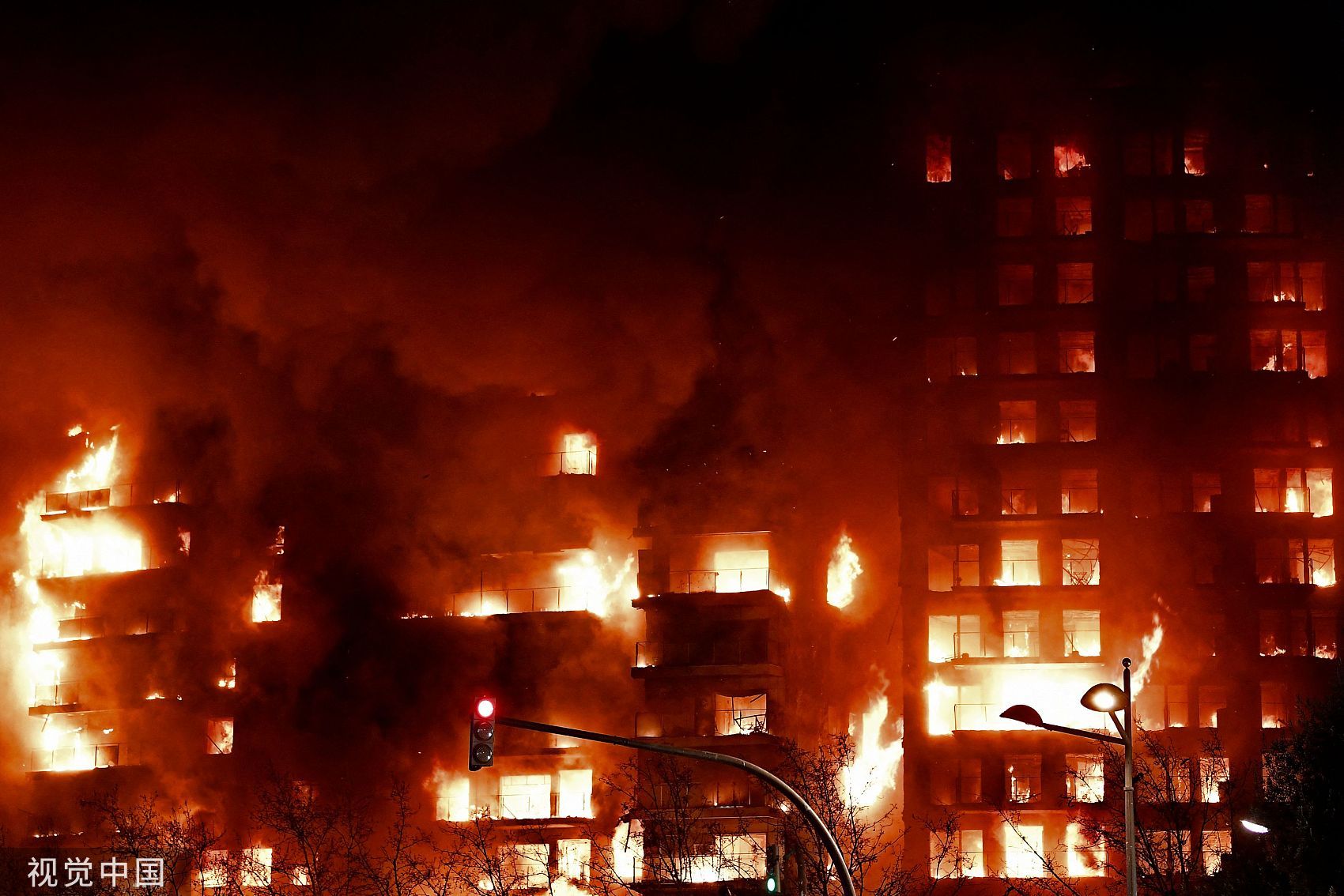 ▲▼ 西班牙瓦倫西亞22日一棟14層公寓高樓發生大火。（圖／CFP）
