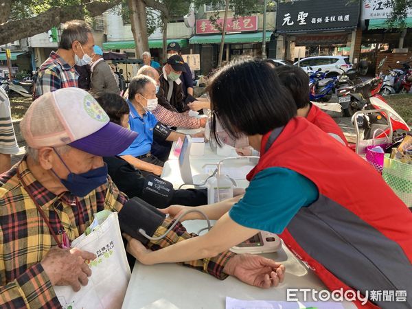 ▲南投醫院於仁壽公園為弱勢長者義診。（圖／衛福部南投醫院提供，下同）