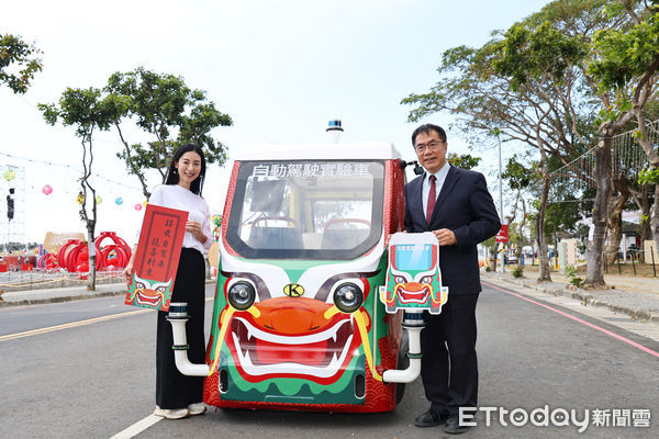 ▲台南市長黃偉哲歸仁大道站，開箱全國首輛的燈會專屬自駕車，與日本女星大久保麻梨子，共同搭乘「龍喜利來號」自駕車。（圖／記者林東良翻攝，下同）