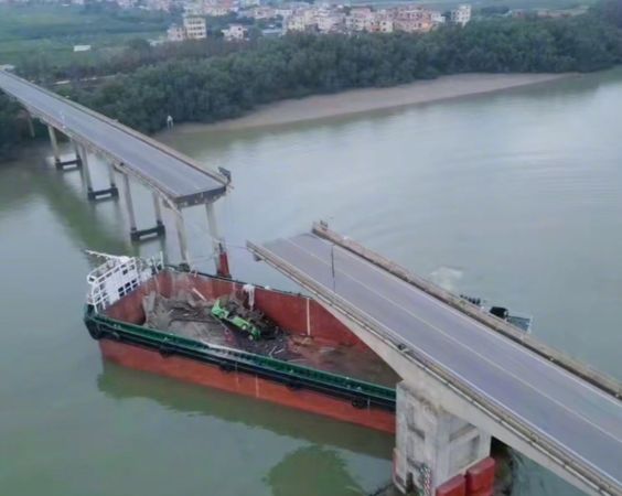 ▲廣州大橋斷裂。（圖／翻攝自微博）