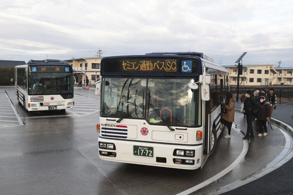 ▲▼台積電在日本熊本將開幕，一輛半導體通勤巴士駛往熊本縣菊代町的JASM工廠。日本日月光 (JASM) 是台積電 (TSMC) 的子公司（圖／達志影像／美聯社）