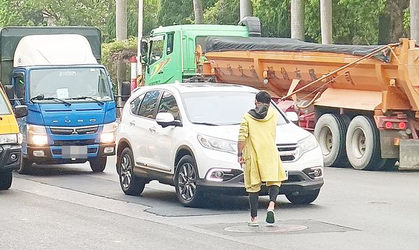 ▲一名男子今天上午在大溪區介壽路上任意攔下轎車叫囂。（圖／翻攝自臉書《記憶八德》）