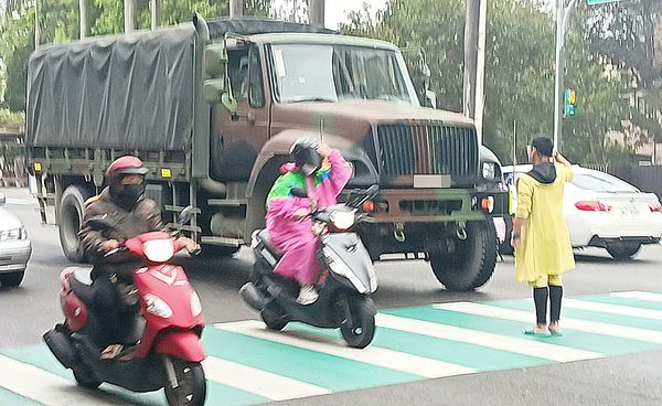 ▲一名男子今天在大溪區介壽路上攔車，連軍用大卡車都被攔下。（圖／翻攝自臉書《記憶八德》）