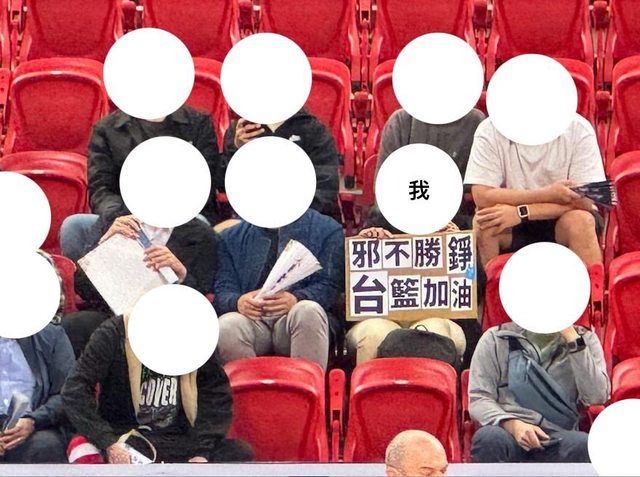 ▲一名女球迷在亞洲盃場邊舉「邪不勝錚」看板，竟遭籃協工作人員勸離。（圖／翻攝自PTT）