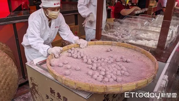 ▲元宵則是將餡料切小塊，放在充滿糯米粉的竹篩中，大力反覆搖晃。（圖／記者黃士原攝）