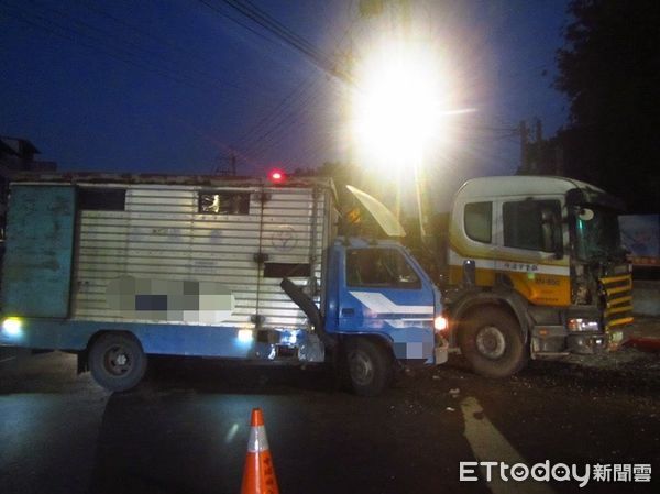 ▲▼             嘉義大貨車、聯結車碰撞，6傷送醫。（圖／記者翁伊森翻攝）