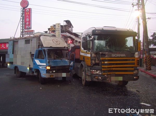 ▲▼             嘉義大貨車、聯結車碰撞，6傷送醫。（圖／記者翁伊森翻攝）