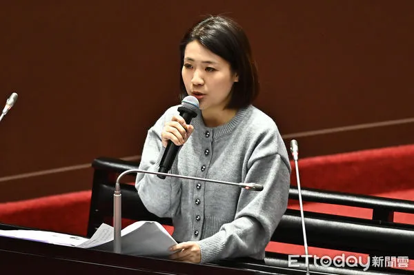 ▲▼行政院長立法院食安專案報告，立委徐巧芯質詢。（圖／記者李毓康攝）