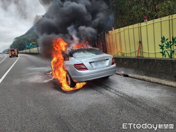 ▲▼賓士車輛行經國道突冒煙陷入火海             。（圖／記者戴上容翻攝）