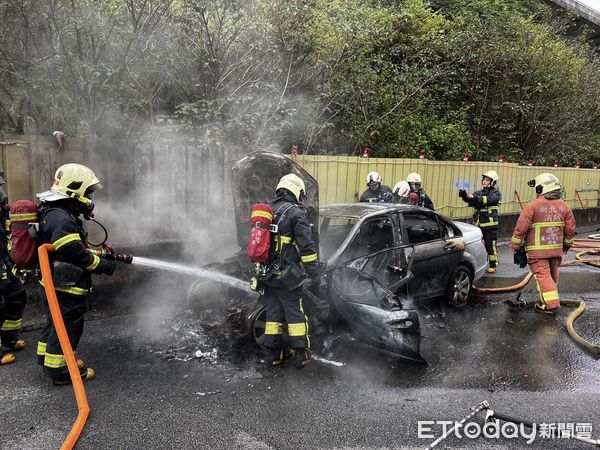 ▲▼賓士車輛行經國道突冒煙陷入火海             。（圖／記者戴上容翻攝）