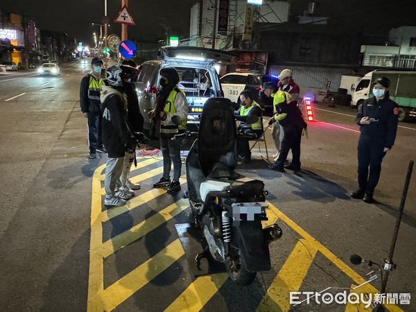 ▲▼竹縣警突擊車聚熱點　一晚攔下18台改裝噪音車。（圖／記者陳凱禮翻攝）