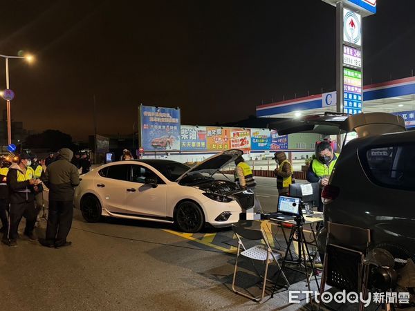 ▲▼竹縣警突擊車聚熱點　一晚攔下18台改裝噪音車。（圖／記者陳凱禮翻攝）