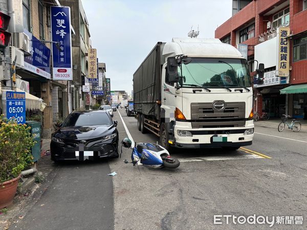 ▲▼             苗栗大貨車綠燈起步撞倒前方機車。（圖／記者蔡文淵翻攝）