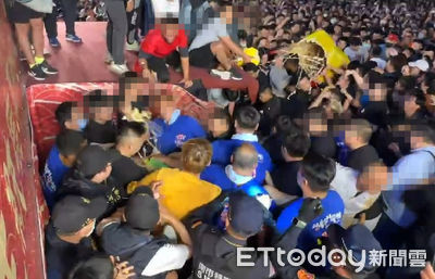 台南正統鹿耳門聖母廟搶春牛爆發打群架 警衝進人群壓制