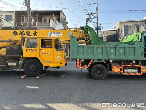 ▲台南市永康區大灣路，發生1起大型拖吊車疑煞車失靈，追撞大貨車等多部車輛的連環車禍。（圖／記者林東良翻攝，下同）