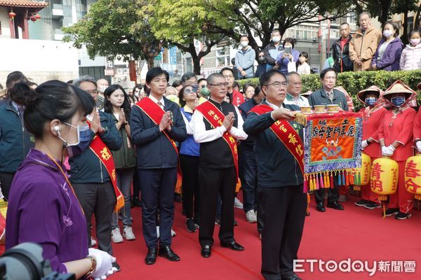 ▲「甲辰年台南市迎春禮民俗活動暨踩街嘉年華」，24日上午在台灣府迎春門（大東門城）舉行，市長黃偉哲與正統鹿耳門聖母廟主委王增榮等人依循古禮進行迎春祭典。（圖／記者林東良翻攝，下同）