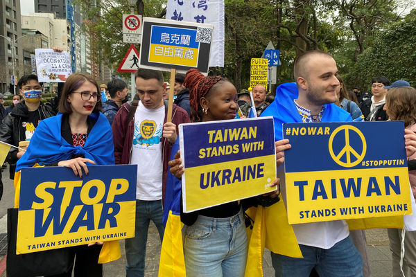 ▲▼在台烏克蘭人與支持烏克蘭的台灣民眾24日在台北街頭舉行俄烏戰爭2周年的集會遊行。（圖／路透）