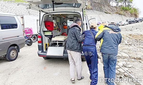 ▲桃園市大溪石門水庫薑母島王姓居民身體不適，漁民協助以漁用舢舨邊，再送上救護車。（圖／記者沈繼昌翻攝）