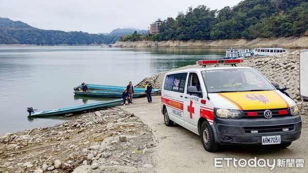 ▲桃園市大溪石門水庫薑母島王姓居民身體不適，119救護人員以救護車送後送至國軍桃園總醫院治療。（圖／記者沈繼昌翻攝）