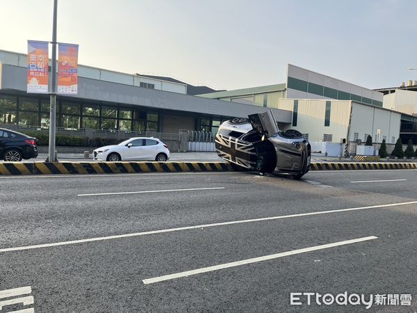 ▲一輛汽車就翻覆在分隔島中間             。（圖／記者林東良翻攝）