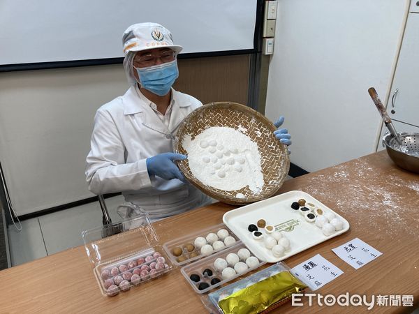 ▲▼中華穀類食工所傳統食品組組長吳招親說明元宵與湯圓的差異。（圖／記者洪巧藍攝）