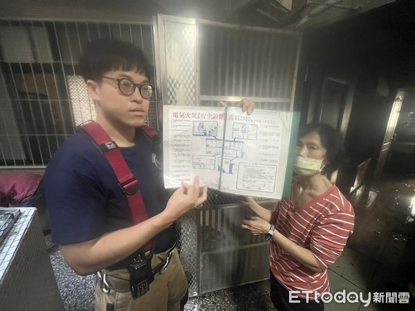 ▲台南市南區新興路於24日下午發生一起住宅火警，現場疑似屋主外出時忘記關閉爐火，導致廚房起火燃燒，消防人員迅速撲滅火勢。（圖／記者林東良翻攝，下同）