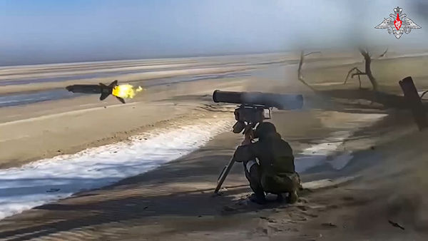 ▲▼俄羅斯發射9M133短號反坦克飛彈（Kornet anti-tank missile）。（圖／達志影像／美聯社）
