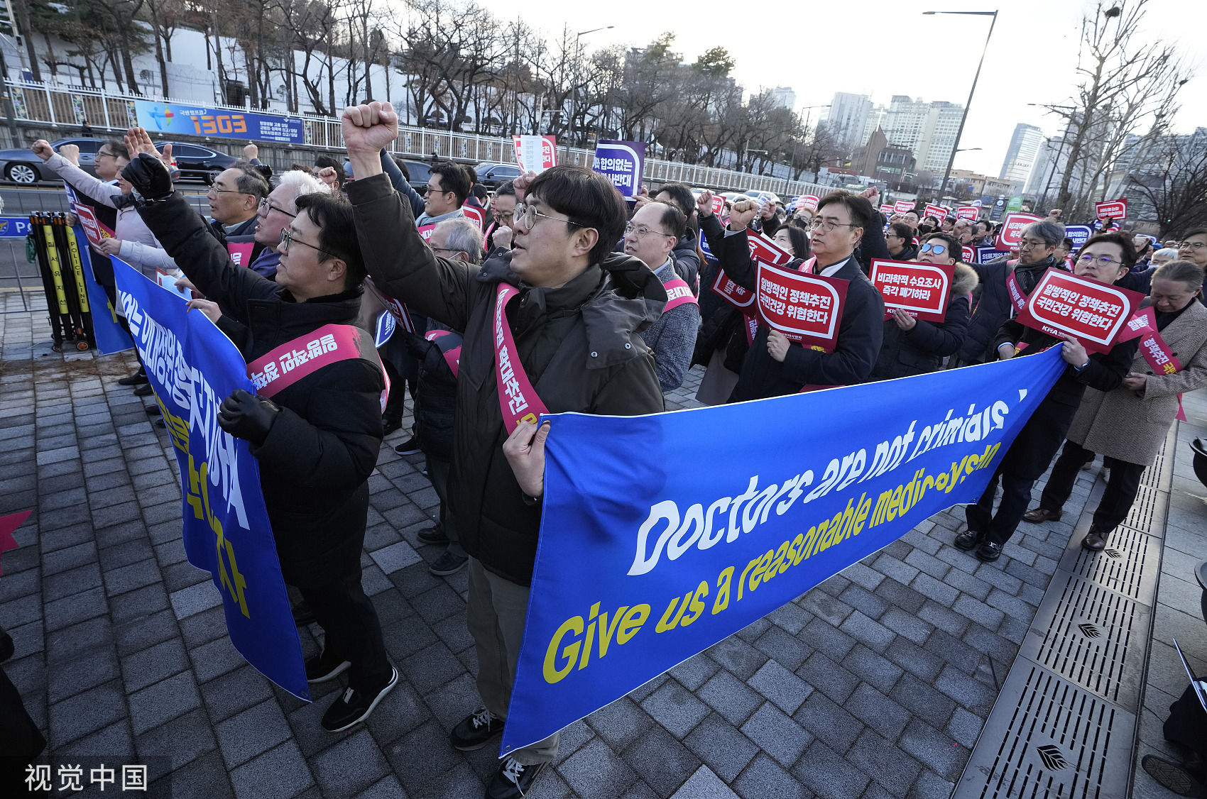 ▲▼南韓醫師們25日走上街頭、聚集在首爾龍山總統辦公室附近，反對政府擴招醫學生的政策。（圖／CFP）