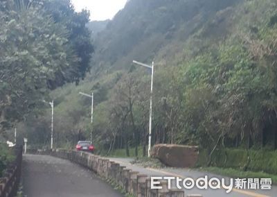 基隆外木山15噸巨石崩落!現場單線雙向通車 市府派員排除中