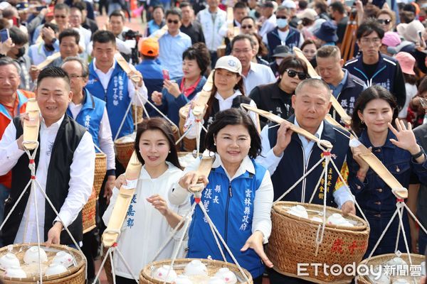 ▲今年飯擔會場在東勢鄉復興村三安宮旁田地，復興村時隔15年輪值1次，今年全村總動員，現場備有多樣陣頭菜。（圖／記者蔡佩旻翻攝）