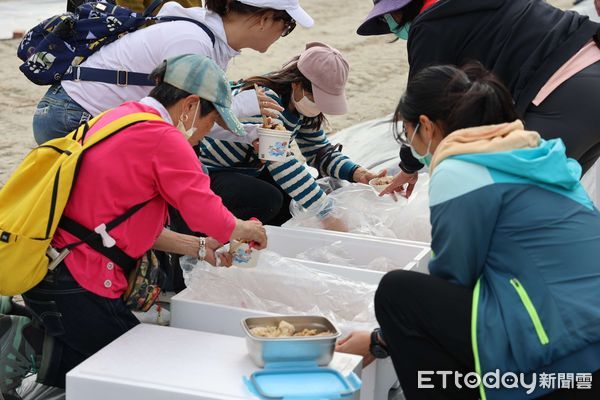 ▲今年飯擔會場在東勢鄉復興村三安宮旁田地，復興村時隔15年輪值1次，今年全村總動員，現場備有多樣陣頭菜。（圖／記者蔡佩旻翻攝）