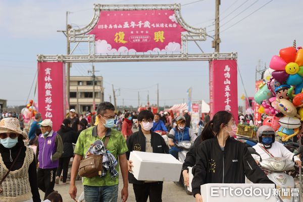 ▲今年飯擔會場在東勢鄉復興村三安宮旁田地，復興村時隔15年輪值1次，今年全村總動員，現場備有多樣陣頭菜。（圖／記者蔡佩旻翻攝）