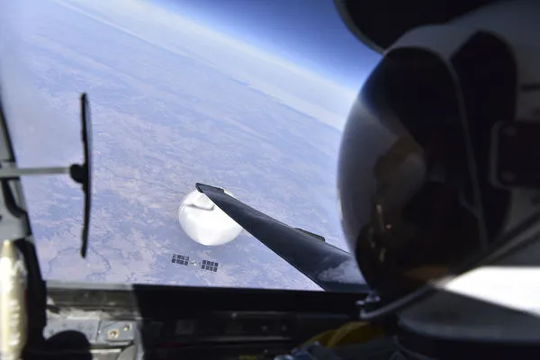▲▼2023年2月3日，美國空軍一架U-2偵察機飛行員俯視監測中國間諜氣球。（圖／達志影像／美聯社）