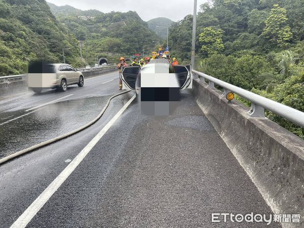 ▲▼白色轎車國5火燒車，警消急滅火。（圖／記者游芳男翻攝，下同）