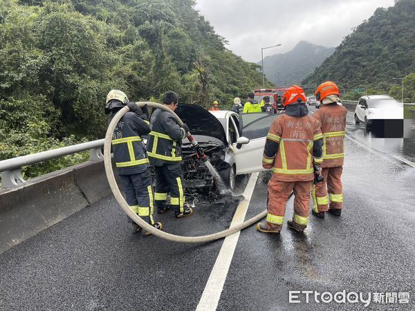 ▲▼白色轎車國5火燒車，警消急滅火。（圖／記者游芳男翻攝，下同）