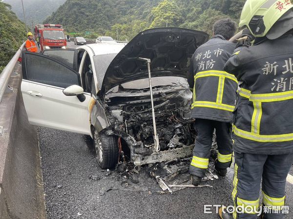 ▲▼白色轎車國5火燒車，警消急滅火。（圖／記者游芳男翻攝，下同）