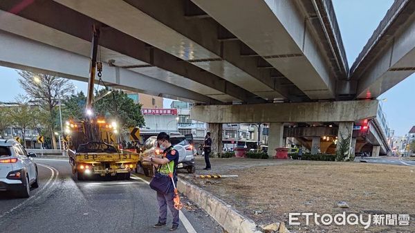 ▲中山高速公路末端下中山四路發生一起休旅車禍             。（圖／記者吳奕靖翻攝）