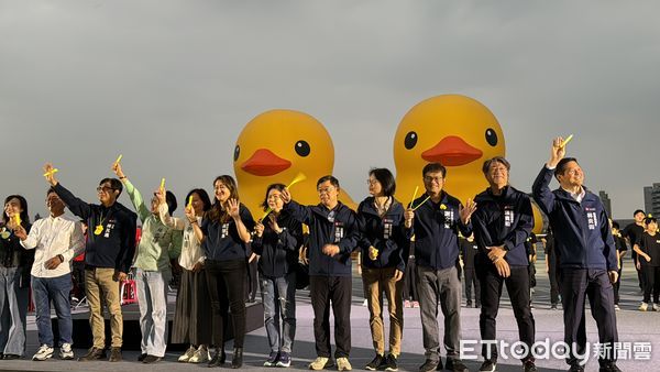 ▲▼黃色小鴨25日下午離開高雄港灣。（圖／記者吳世龍攝）