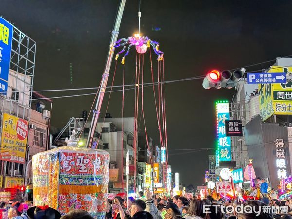 ▲台南市消防局四大隊新化消防分隊，出動警、義消兄弟以及婦宣姊妹，為確保「十八嬈」遶境活動期間民眾安全，對爆竹煙火防火宣導活動，以防範未然。（圖／記者林東良翻攝，下同）