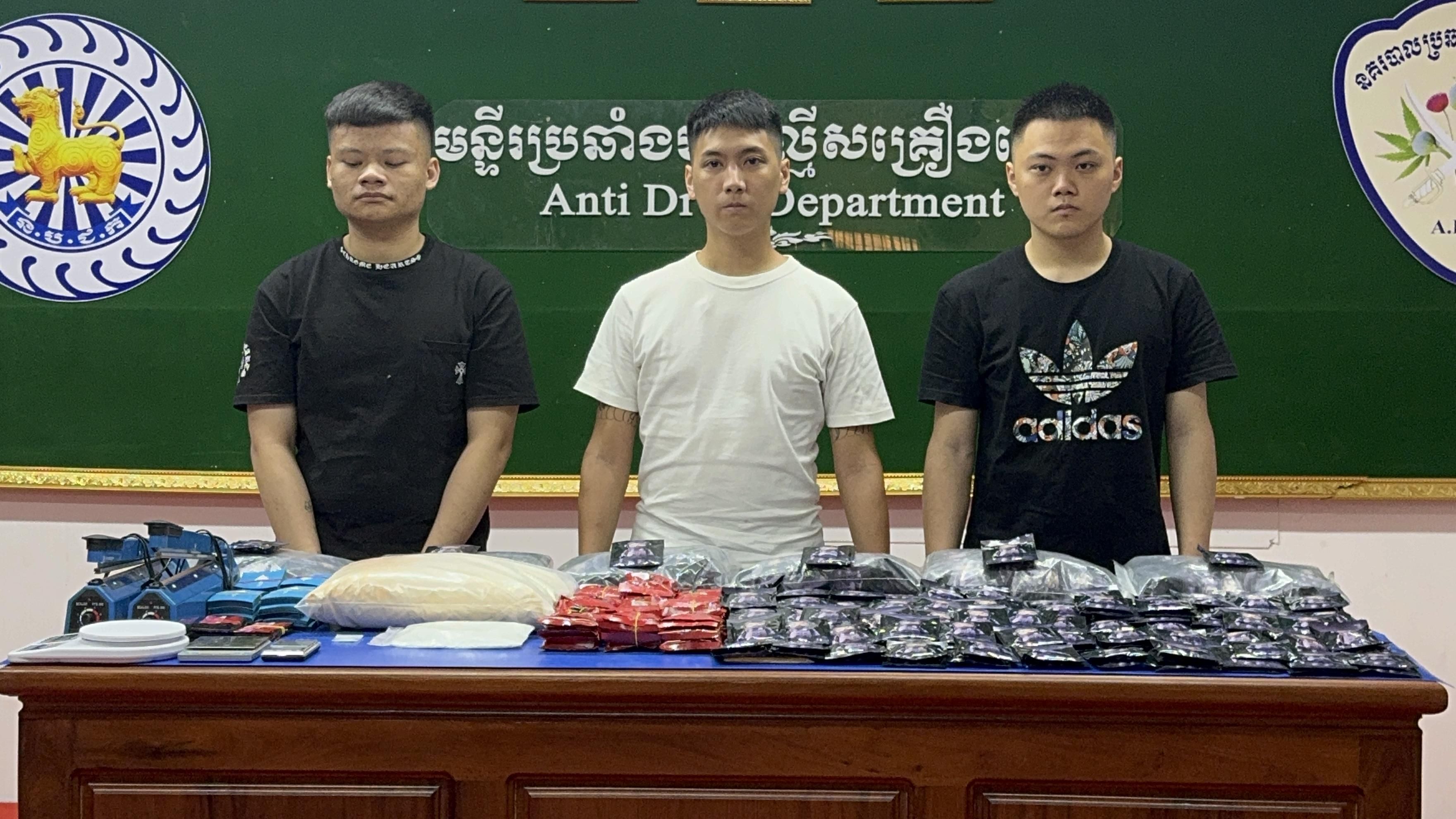 ▲▼ 柬埔寨在首都金邊逮捕3名涉毒的台灣男子，查獲16公斤毒品和5公斤製毒原料。（圖／翻攝自FRESH NEWS）