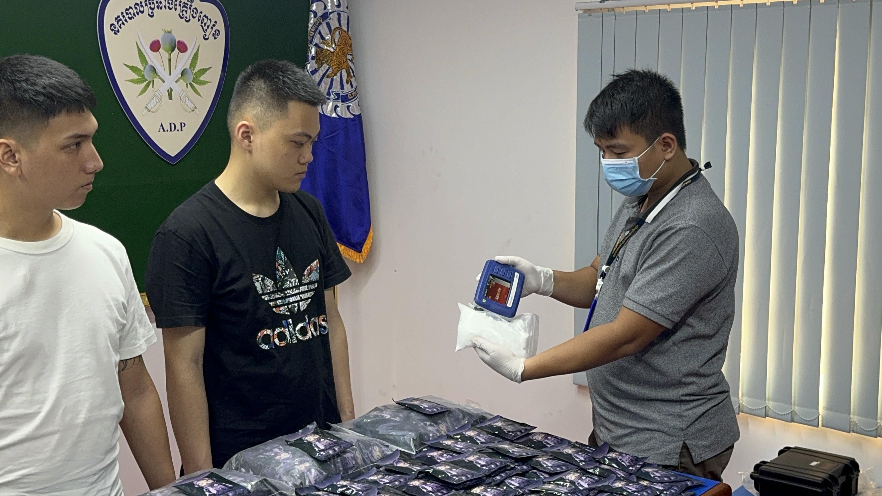 ▲▼ 柬埔寨在首都金邊逮捕3名涉毒的台灣男子，查獲16公斤毒品和5公斤製毒原料。（圖／翻攝自FRESH NEWS）