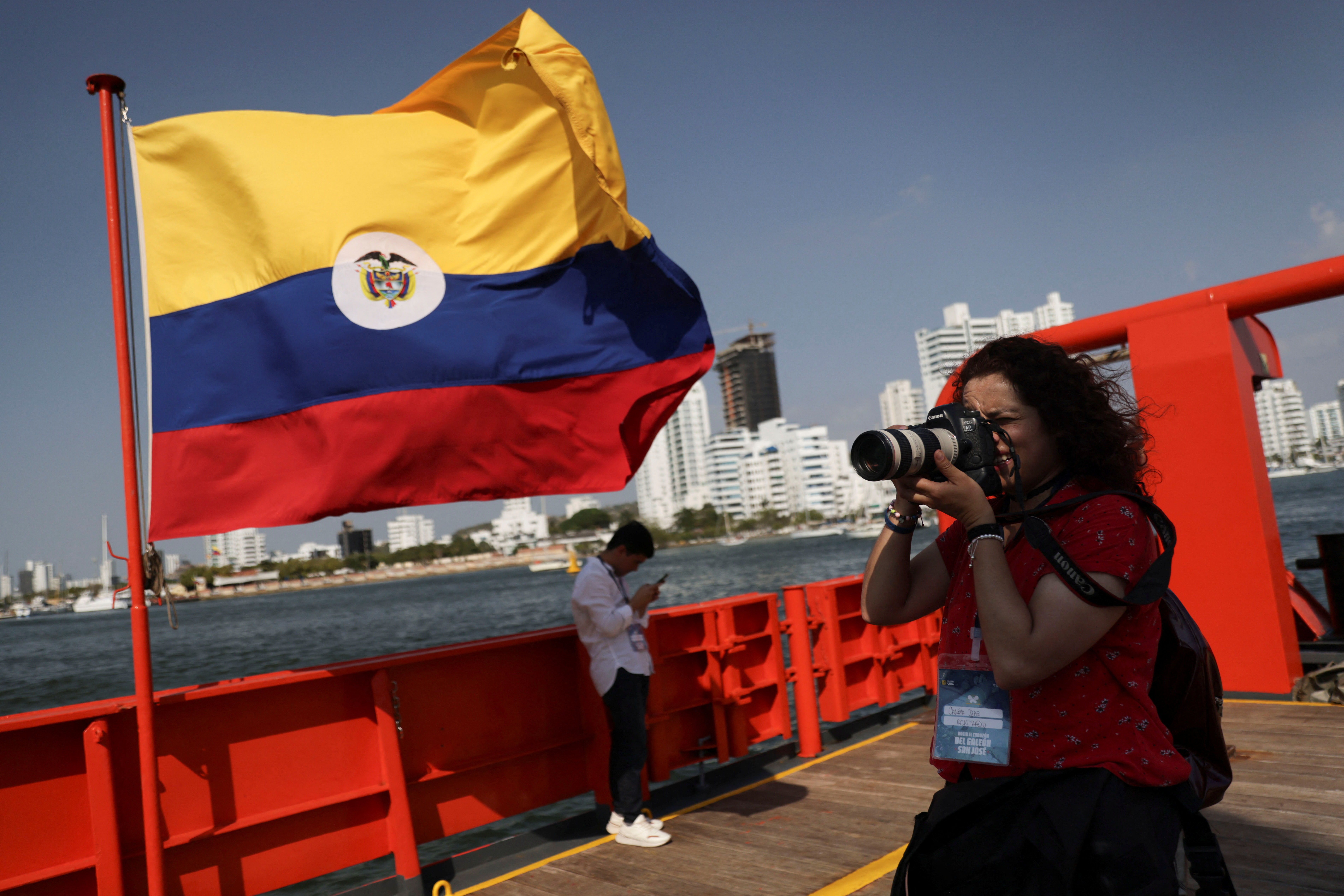 ▲▼掛著哥倫比亞國旗的科學船ARC CARIBE，在哥倫比亞卡塔赫納負責探索西班牙沈船。（圖／路透）
