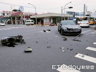 27歲男開賓士左轉猛撞對向機車　騎士雙手、左腳慘斷送醫急救