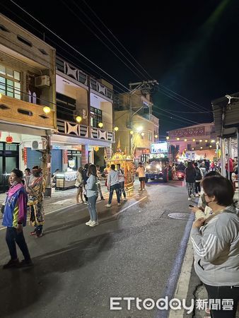 ▲▼屏東林邊鄉宮廟舉辦的元宵遶境，醒獅團打撲克牌遭警方告誡。（圖／記者陳崑福翻攝）