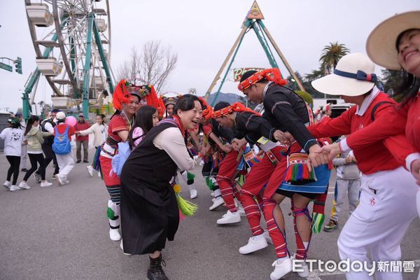 ▲▼花蓮縣府團隊及師生44位團員，遠赴加州天普市，身著原民服裝，向世界展現花蓮文化。（圖／花蓮縣政府提供，下同）