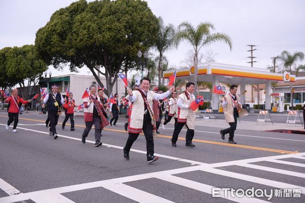 ▲▼花蓮縣府團隊及師生44位團員，遠赴加州天普市，身著原民服裝，向世界展現花蓮文化。（圖／花蓮縣政府提供，下同）