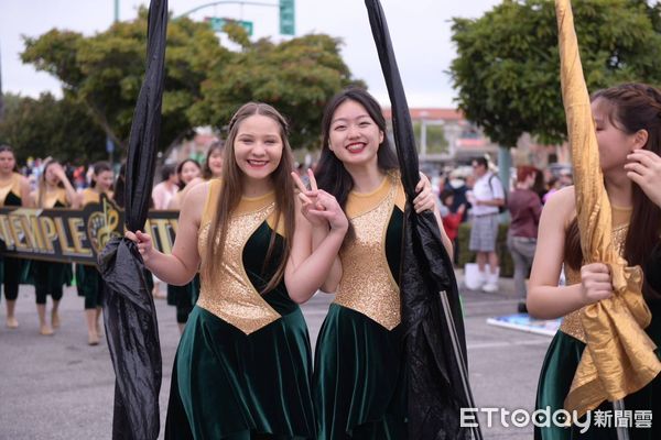 ▲▼花蓮縣府團隊及師生44位團員，遠赴加州天普市，身著原民服裝，向世界展現花蓮文化。（圖／花蓮縣政府提供，下同）