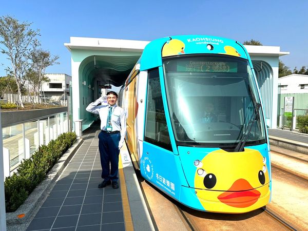 因應高雄燈會的黃色小鴨，觀光局特別推出彩繪列車。（高雄捷運提供）